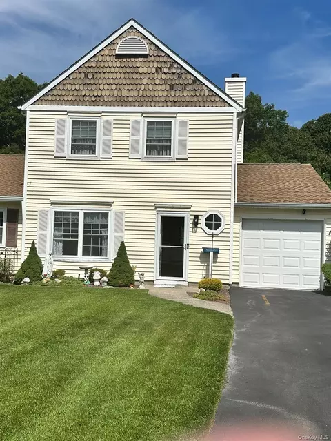 6 Woodchuck Trl, Coram, NY 11727