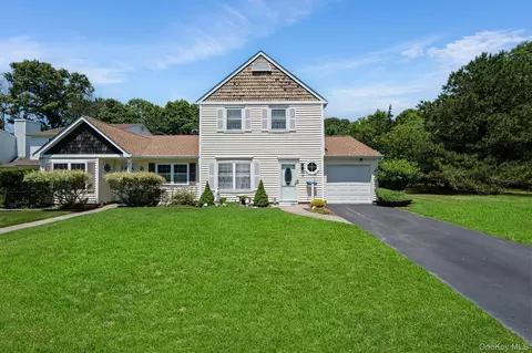 6 Woodchuck Trl, Coram, NY 11727