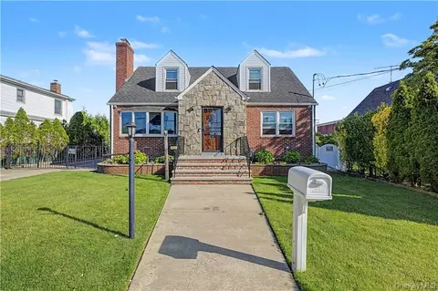 465 Washington Pl, North Hempstead, NY 11501