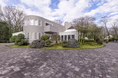 83 Cliff Rd, Port Jefferson, NY 11777