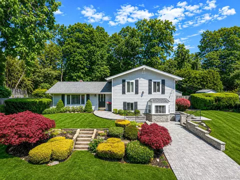 11 Beverly Ln, East Moriches, NY 11940