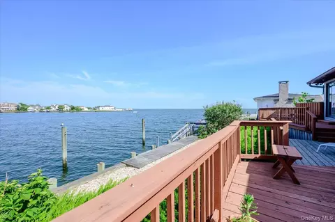 248 Harbor Ln, Massapequa Park, NY 11762