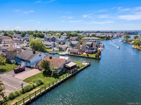 34 Cape Rd, Amity Harbor, NY 11701