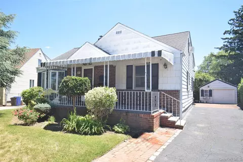 54 Camden Pl, North Hempstead, NY 11040