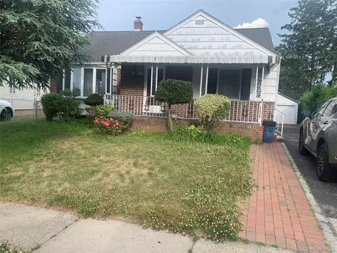 54 Camden Pl, North Hempstead, NY 11040