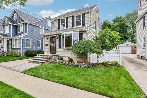 123 Stratford Ave, North Hempstead, NY 11596