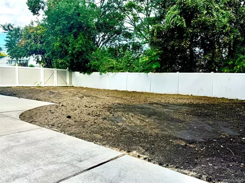 Exterior - 285 Daniel St, Lindenhurst, NY 11757 photo 4 of 7