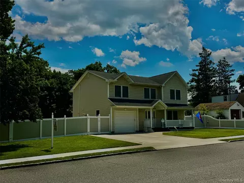 Exterior - 285 Daniel St, Lindenhurst, NY 11757 photo 3 of 5