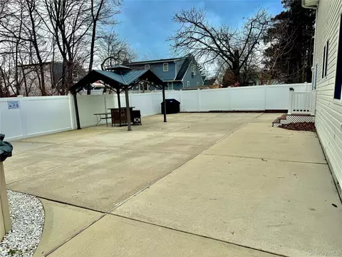 Exterior - 285 Daniel St, Lindenhurst, NY 11757 photo 5 of 5