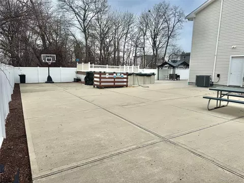 Exterior - 285 Daniel St, Lindenhurst, NY 11757 photo 4 of 5