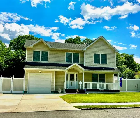 Exterior - 285 Daniel St, Lindenhurst, NY 11757 photo 2 of 5