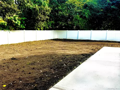 Exterior - 285 Daniel St, Lindenhurst, NY 11757 photo 5 of 7