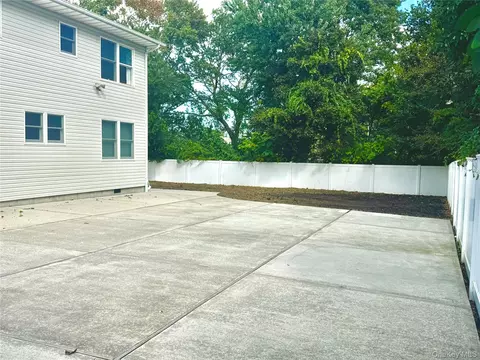 Exterior - 285 Daniel St, Lindenhurst, NY 11757 photo 6 of 7
