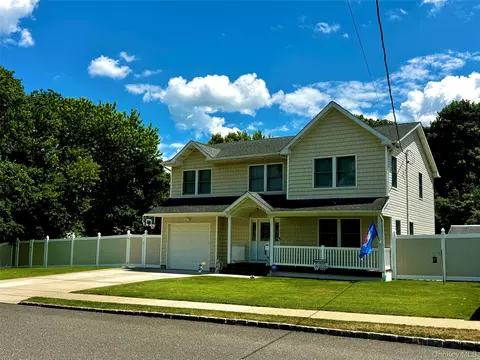 285 Daniel St, Lindenhurst, NY 11757
