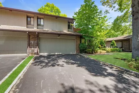 302 Vista Dr, Jericho, NY 11753