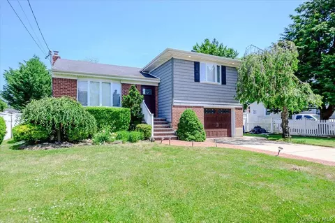 2419 Rockville Centre Pkwy, Oceanside, NY 11572