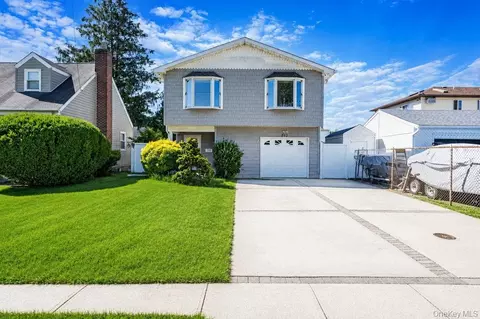 233 E Alhambra Ave, Lindenhurst, NY 11757