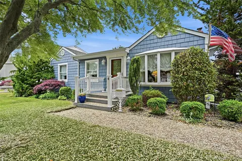 4 Bacon Ln, Babylon, NY 11702