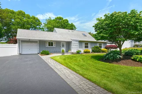 5 Meyer Ln, Medford, NY 11763