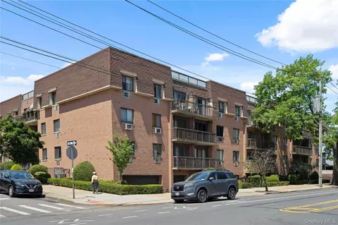 61-12 69th St #2M, New York, NY 11379