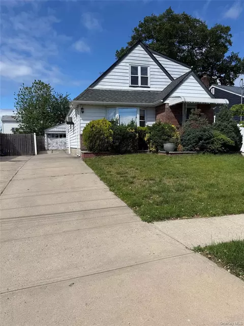 215 Brown St, Valley Stream, NY 11580