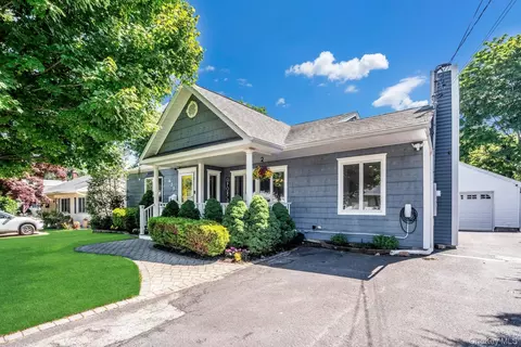 433 Hillside Ave, Islip, NY 11769