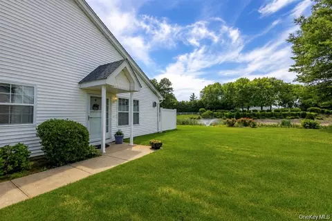 7 Summerfield Ln S #7, Riverhead, NY 11901
