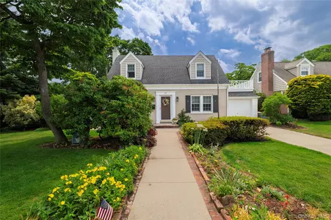 21 Maple St, Malverne, NY 11565