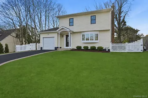 10 Curlin Ln, Saint James, NY 11780
