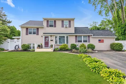 31 Sherwood Dr, East Islip, NY 11730