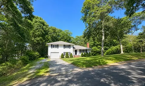 185 Holden Ave, Cutchogue, NY 11935