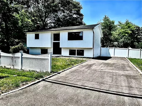 91 Washington Ave, Wheatley Heights, NY 11798