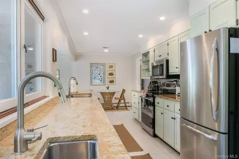 Kitchen - 47 Oak Rd, Brookhaven, NY 11772 photo 3 of 4