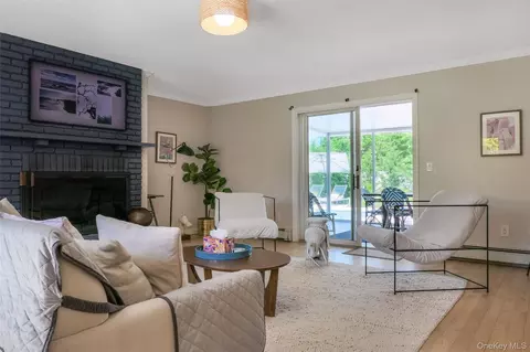Living - 47 Oak Rd, Brookhaven, NY 11772 photo 5 of 7