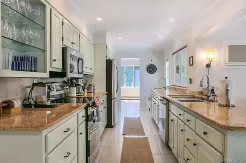 Kitchen - 47 Oak Rd, Brookhaven, NY 11772 photo 1 of 4