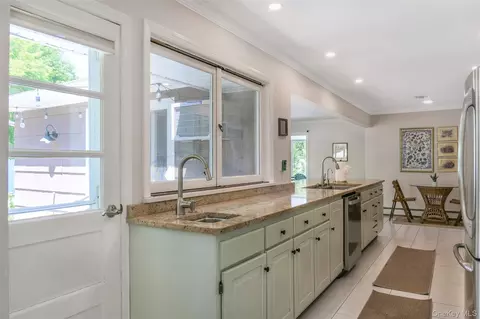 Entry Way - 47 Oak Rd, Brookhaven, NY 11772 photo 2 of 2