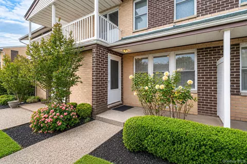312 Artist Lake Dr #312, Middle Island, NY 11953