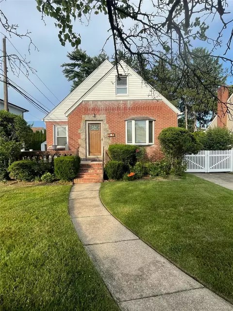 32 Celler Ave, North Hempstead, NY 11040