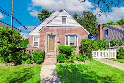 32 Celler Ave, North Hempstead, NY 11040