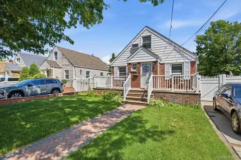 10 Everett St, Valley Stream, NY 11580