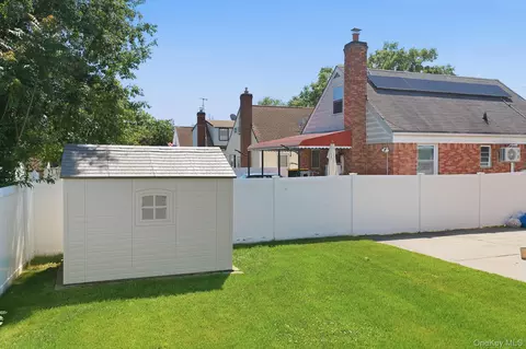 Exterior - 10 Everett St, Valley Stream, NY 11580 photo 2 of 3
