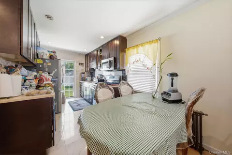 Entry Way - 10 Everett St, Valley Stream, NY 11580 photo 1 of 1
