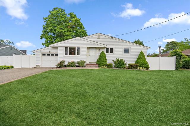 90 W 14th St, Deer Park, NY 11729