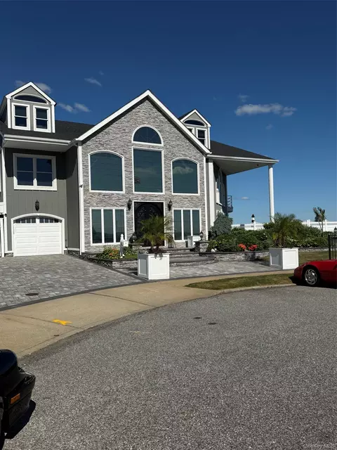 35 Piper Ct, West Islip, NY 11795