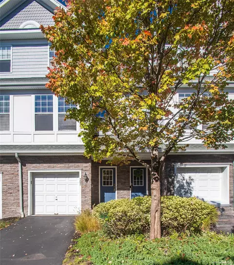 303 Bridgeview Dr, Poughkeepsie, NY 12601
