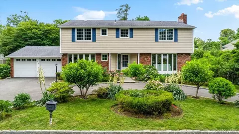 22 Potters Ln, New Rochelle, NY 10805