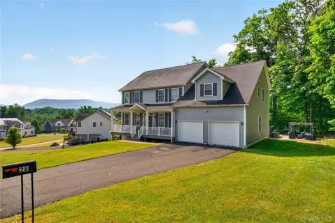 28 Ardmore St, New Windsor, NY 12553
