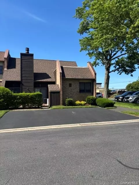 34 Southgate Cir, Massapequa Park, NY 11762