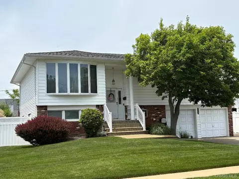 202 W End Ave, Massapequa, NY 11758