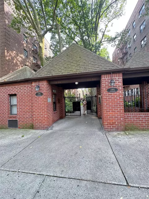 118-60 Metropolitan Ave #1J, Kew Gardens, NY 11415